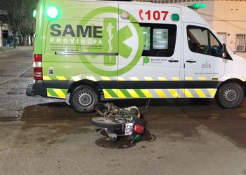 UNA MUJER PERDIÓ EL CONTROL DE SU MOTO Y CAYÓ AL ASFALTO