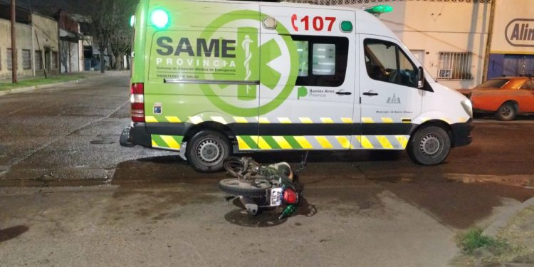 UNA MUJER PERDIÓ EL CONTROL DE SU MOTO Y CAYÓ AL ASFALTO