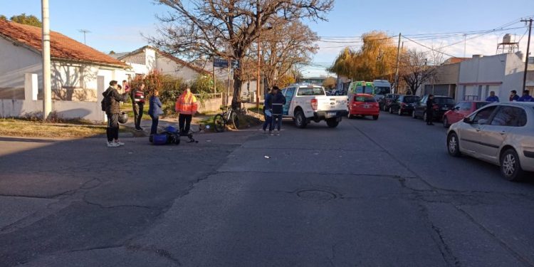 UN AUTO Y UNA MOTO ELÉCTRICA COLISIONARON AYER A LA TARDE