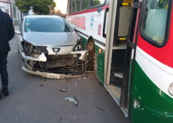 CHOQUE ENTRE UN AUTO Y UN COLECTIVO