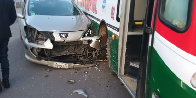 CHOQUE ENTRE UN AUTO Y UN COLECTIVO