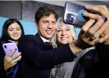 LUEGO DEL INCIDENTE DE SEGURIDAD, KICILLOF QUIERE REUNIRSE CON LA MUJER QUE SUBIÓ AL ESCENARIO Y LO INTERRUMPIÓ