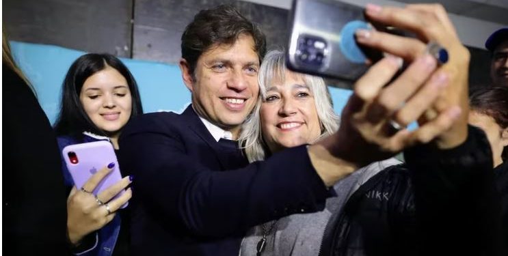 LUEGO DEL INCIDENTE DE SEGURIDAD, KICILLOF QUIERE REUNIRSE CON LA MUJER QUE SUBIÓ AL ESCENARIO Y LO INTERRUMPIÓ