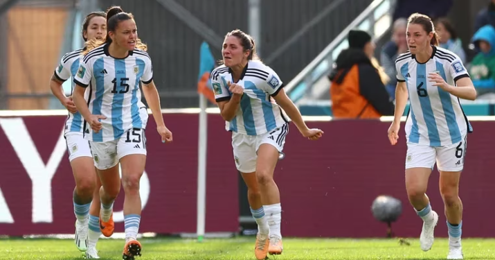 A PURO CORAJE, ARGENTINA REMONTÓ UN 0-2 E IGUALÓ CON SUDÁFRICA EN EL MUNDIAL FEMENINO
