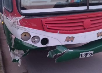 FUERTE CHOQUE ENTRE UN COLECTIVO Y UN AUTO