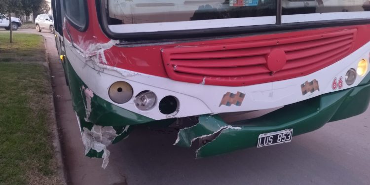 FUERTE CHOQUE ENTRE UN COLECTIVO Y UN AUTO