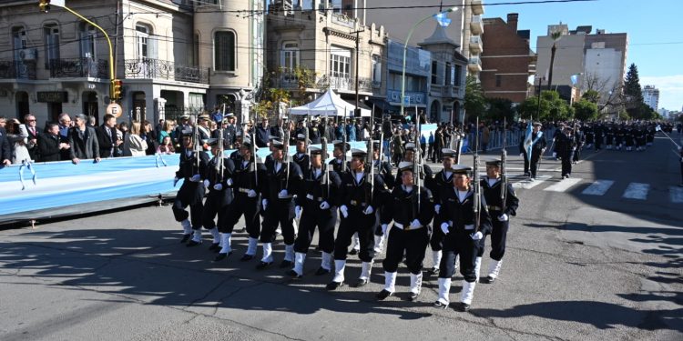 GRAN ACOMPAÑAMIENTO EN EL DESFILE POR EL DÍA DE LA INDEPENDENCIA