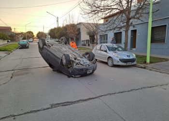 PERDIÓ EL CONTROL DE SU AUTO Y TERMINÓ VOLCANDO