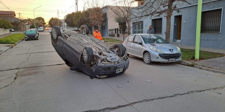 PERDIÓ EL CONTROL DE SU AUTO Y TERMINÓ VOLCANDO