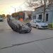 PERDIÓ EL CONTROL DE SU AUTO Y TERMINÓ VOLCANDO