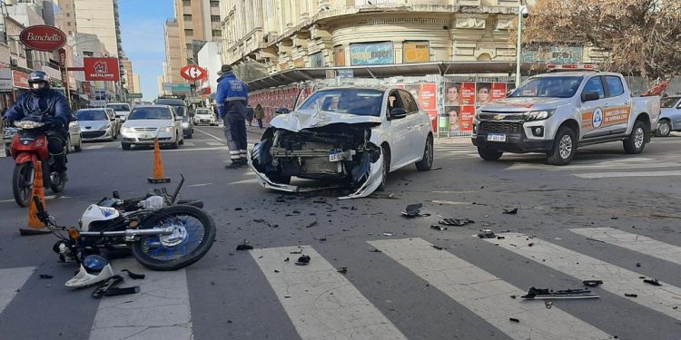 UN AUTO INTENTÓ DOBLAR A LA IZQUIERDA E IMPACTÓ A UNA MOTO