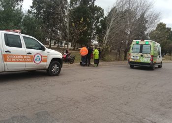 UNA MOTO CON DOS PERSONAS CAYÓ SOBRE EL ASFALTO