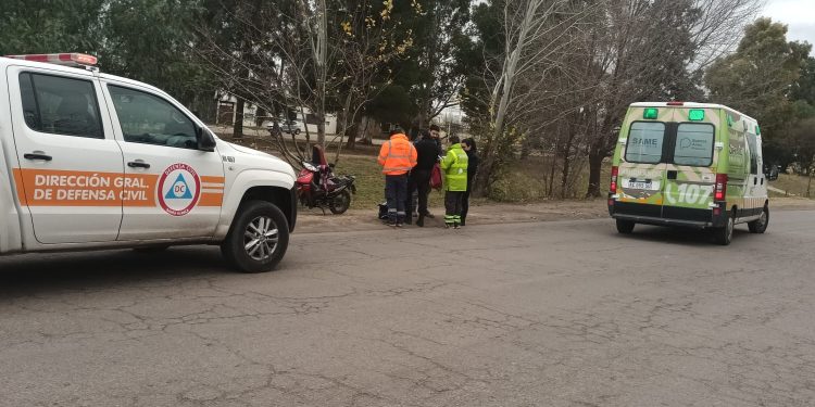UNA MOTO CON DOS PERSONAS CAYÓ SOBRE EL ASFALTO