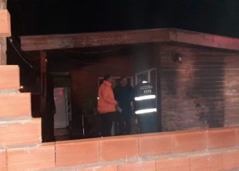 PRENDIERON FUEGO EL FRENTE DE UNA VIVIENDA