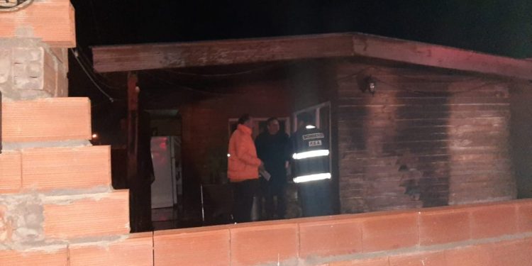 PRENDIERON FUEGO EL FRENTE DE UNA VIVIENDA