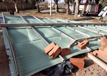 SE VOLÓ UN TECHO DE UNA CASA EN CONSTRUCCIÓN
