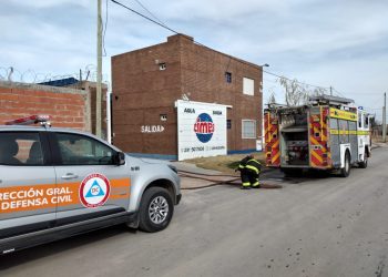 SE INCENDIÓ UN VEHICULO ESTACIONADO EN UN PATIO
