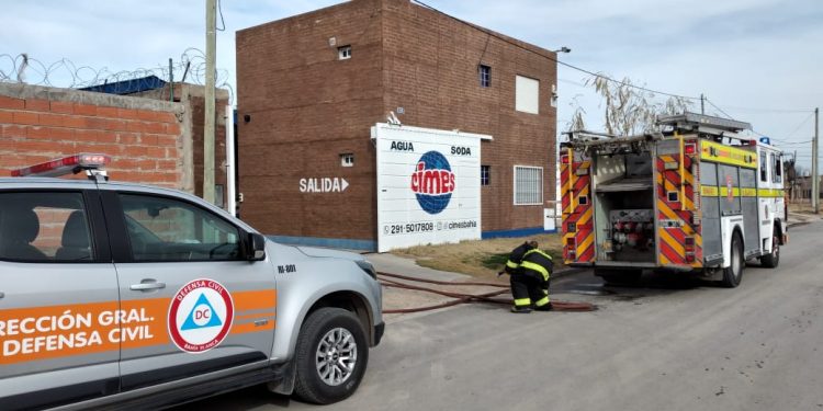 SE INCENDIÓ UN VEHICULO ESTACIONADO EN UN PATIO