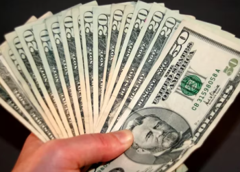 EL GOBIERNO LE QUITÓ IMPUESTOS AL DÓLAR TURISTA PARA DEJARLO DEBAJO DE LA COTIZACIÓN LIBRE