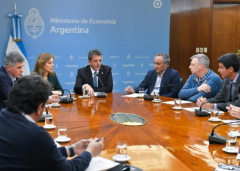 MASSA ANUNCIÓ UN ACUERDO CON LAS PETROLERAS PARA CONGELAR EL PRECIO DE LOS COMBUSTIBLES HASTA DESPUÉS DE LAS ELECCIONES
