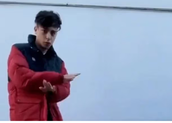 EL MAL MOMENTO QUE VIVIÓ RUSHERKING: LE ROBARON EL CELULAR MIENTRAS GRABABA UN VIDEO EN LA CALLE