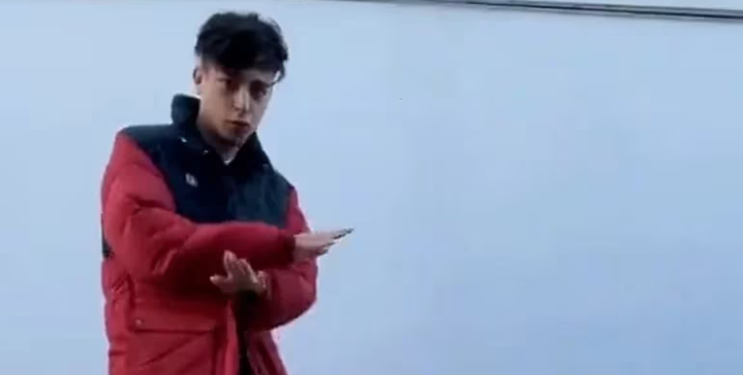 EL MAL MOMENTO QUE VIVIÓ RUSHERKING: LE ROBARON EL CELULAR MIENTRAS GRABABA UN VIDEO EN LA CALLE