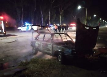 UN AUTO SE PRENDIÓ FUEGO CUANDO ESTABA ESTACIONADO
