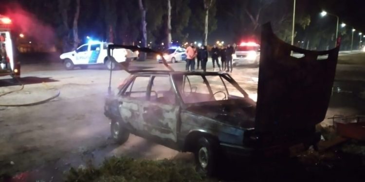 UN AUTO SE PRENDIÓ FUEGO CUANDO ESTABA ESTACIONADO
