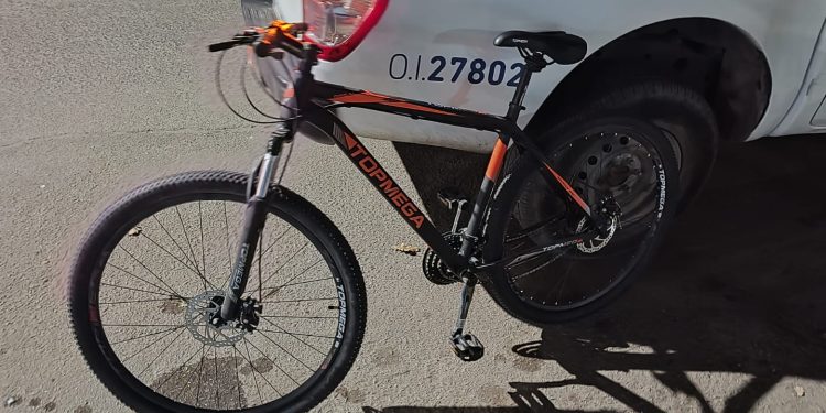 ROMPIERON LA VIDRIERA DE UN COMERCIO Y SE ROBARON UNA BICICLETA