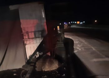 UN CAMIÓN VOLCÓ EN LA RUTA 33