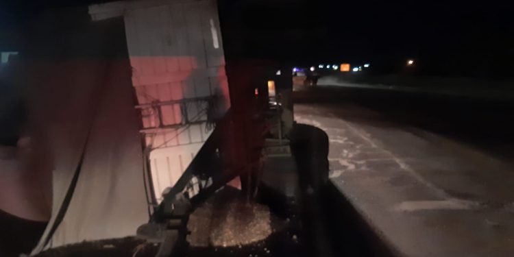 UN CAMIÓN VOLCÓ EN LA RUTA 33