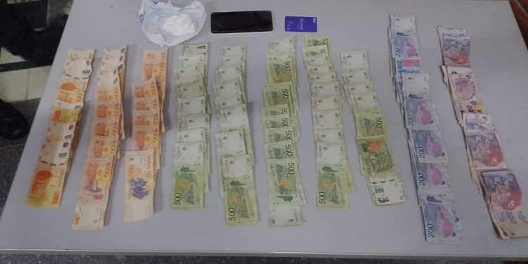 APREHENDIERON A UNA PERSONA CON COCAÍNA Y DINERO EN EFECTIVO