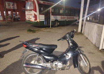 FUERTE CHOQUE ENTRE UNA MOTO Y UN COLECTIVO