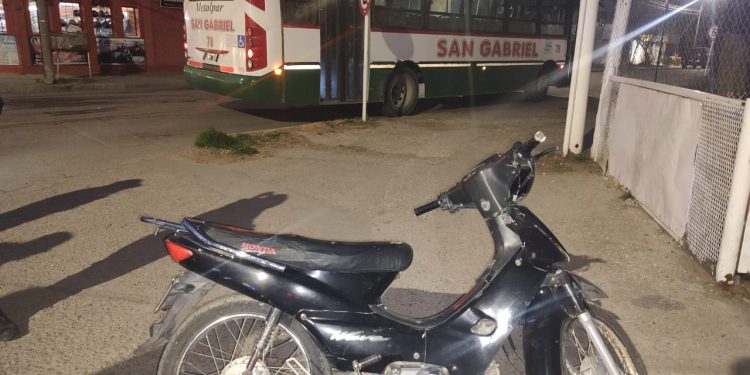 FUERTE CHOQUE ENTRE UNA MOTO Y UN COLECTIVO