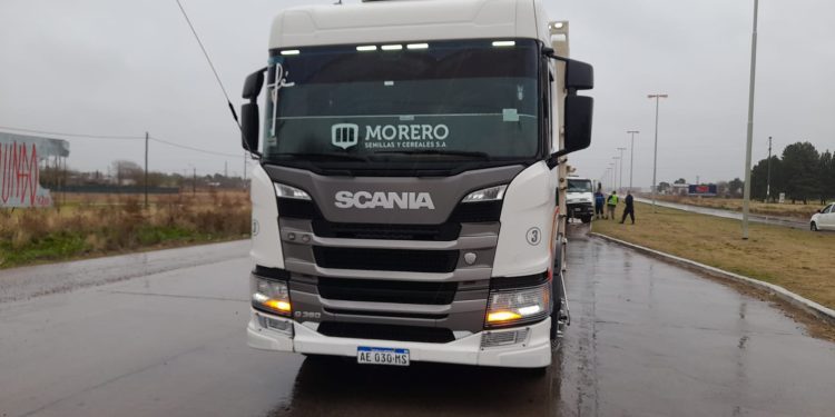 ACCIDENTE ENTRE DOS CAMIONES EN LA AV.RAÚL ALFONSÍN Y TRES SARGENTOS