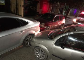 UNA MUJER IMPACTÓ CONTRA DOS AUTOS ESTACIONADOS