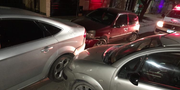 UNA MUJER IMPACTÓ CONTRA DOS AUTOS ESTACIONADOS