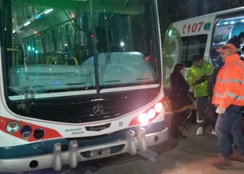 CHOQUE ENTRE UN COLECTIVO Y UNA CAMIONETA