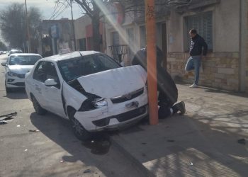 UN TAXI TERMINÓ IMPACTANDO CONTRA UNA COLUMNA DE LUZ