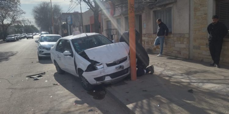 UN TAXI TERMINÓ IMPACTANDO CONTRA UNA COLUMNA DE LUZ