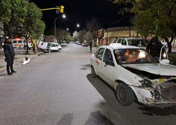 UN AUTO TERMINÓ ARRIBA DE LA VEREDA AL IMPACTAR CONTRA UN TAXI