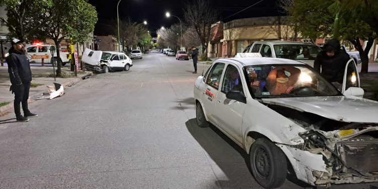 UN AUTO TERMINÓ ARRIBA DE LA VEREDA AL IMPACTAR CONTRA UN TAXI