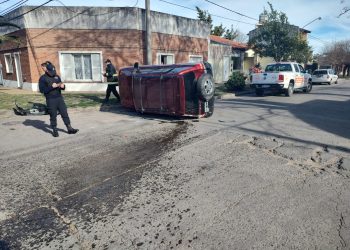 UNA CAMIONETA VOLCÓ EN HUMBOLDT Y REMEDIOS DE ESCALADA