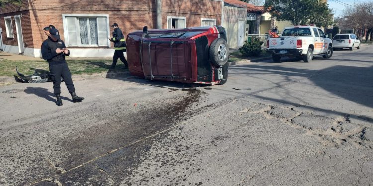 UNA CAMIONETA VOLCÓ EN HUMBOLDT Y REMEDIOS DE ESCALADA
