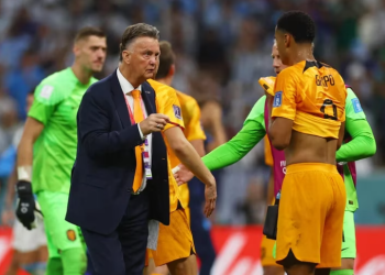 NUEVO ATAQUE DE VAN GAAL CONTRA LA SELECCIÓN ARGENTINA