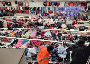 VARIAS ESTANTERÍAS CAYERON EN UN LOCAL DE ROPA E HIRIERON A UNA CLIENTA