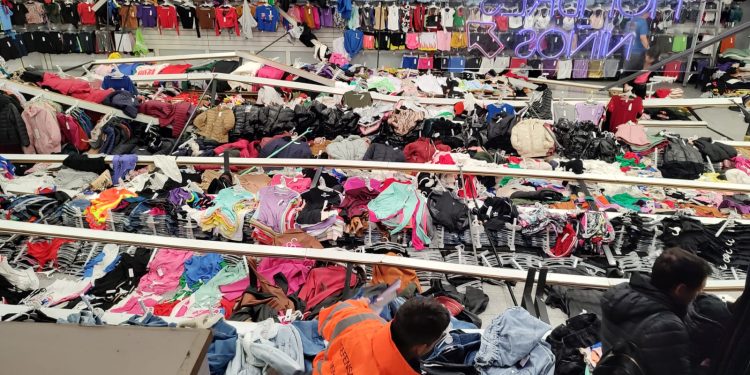 VARIAS ESTANTERÍAS CAYERON EN UN LOCAL DE ROPA E HIRIERON A UNA CLIENTA