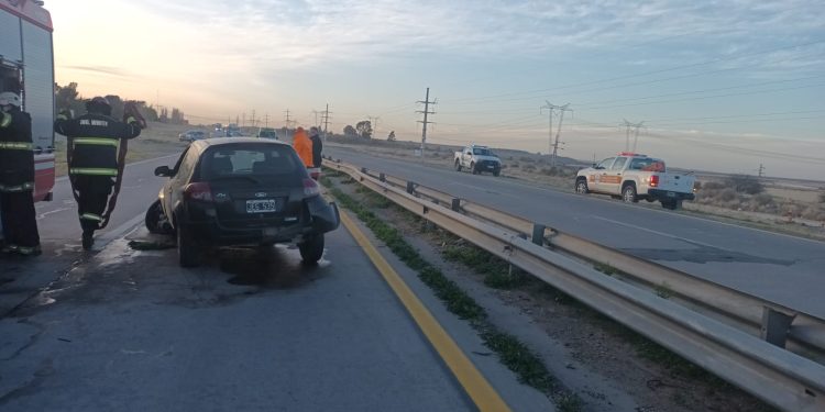 PERDIÓ EL CONTROL DE SU AUTO Y TERMINÓ CONTRA EL GUARDARRAÍL