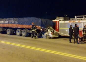 UN HOMBRE FALLECIÓ AL IMPACTAR SU AUTO CONTRA UN CAMIÓN