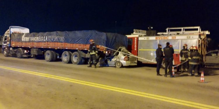 UN HOMBRE FALLECIÓ AL IMPACTAR SU AUTO CONTRA UN CAMIÓN